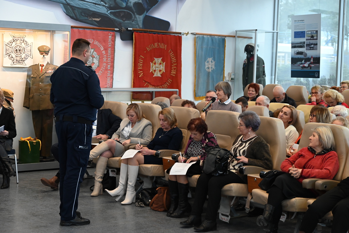 Na zdjęciu widoczni są uczestnicy debaty społecznej w Muzeum Sił Powietrznych w Dęblinie