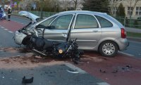 Samochód marki Citroen Picasso z uszkodzonym przodem i leżący na jezdni rozbity motocykl Yamaha