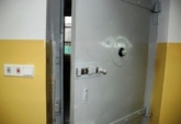 Drzwi do pomieszczenia dla osób zatrzymanych
