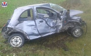 Zdjęcie przedstawia uszkodzony w wyniku wypadku drogowego samochód marki Ford Ka.