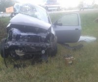 Zdjęcie przedstawia uszkodzony w wyniku wypadku drogowego samochód Opel Vectra.