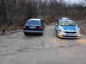 Kontrola drogowa - policyjny oznakowany radiowóz marki KIA i samochód osobowym marki Volkswagen