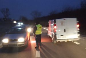 Kontrola trzeźwości- umundurowany policjant i pojazdy na drodze