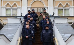 Zdjęcie przedstawia uczestników szkolenia  policjantów i żołnierzy stojących na schodach