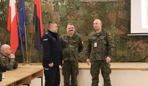 Zdjeci9e przedstawia uczestników szkolenia oraz zastępcę dowódcy jednostki wojskowej nr 3248