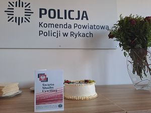 Obchody Święta Służby Cywilne w Komendzie Powiatowej Policji w Rykach - tort i podziękowania okolicznościowe