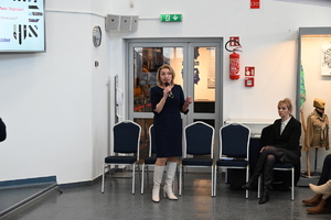 Na zdjęciu widoczni są uczestnicy debaty społecznej w Muzeum Sił Powietrznych w Dęblinie przemawia Burmistrz Beata Siedlecka